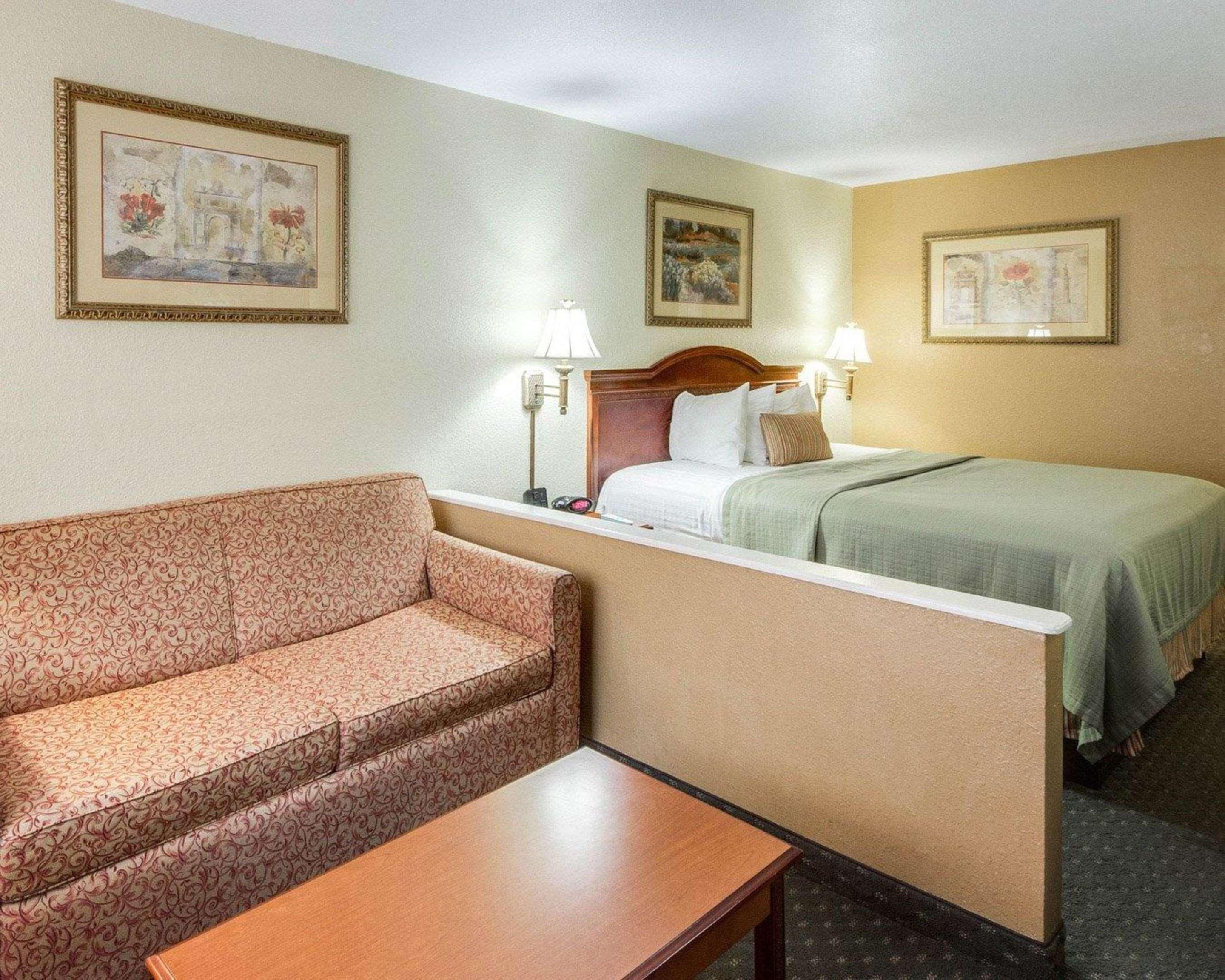 Econo Lodge Inn & Suites Eagle Pass Exterior photo
