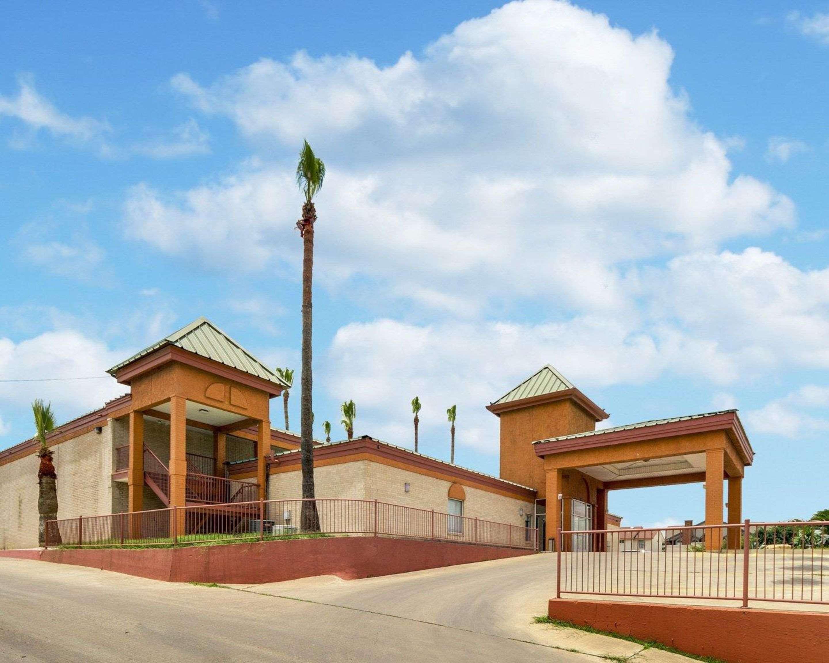 Econo Lodge Inn & Suites Eagle Pass Exterior photo