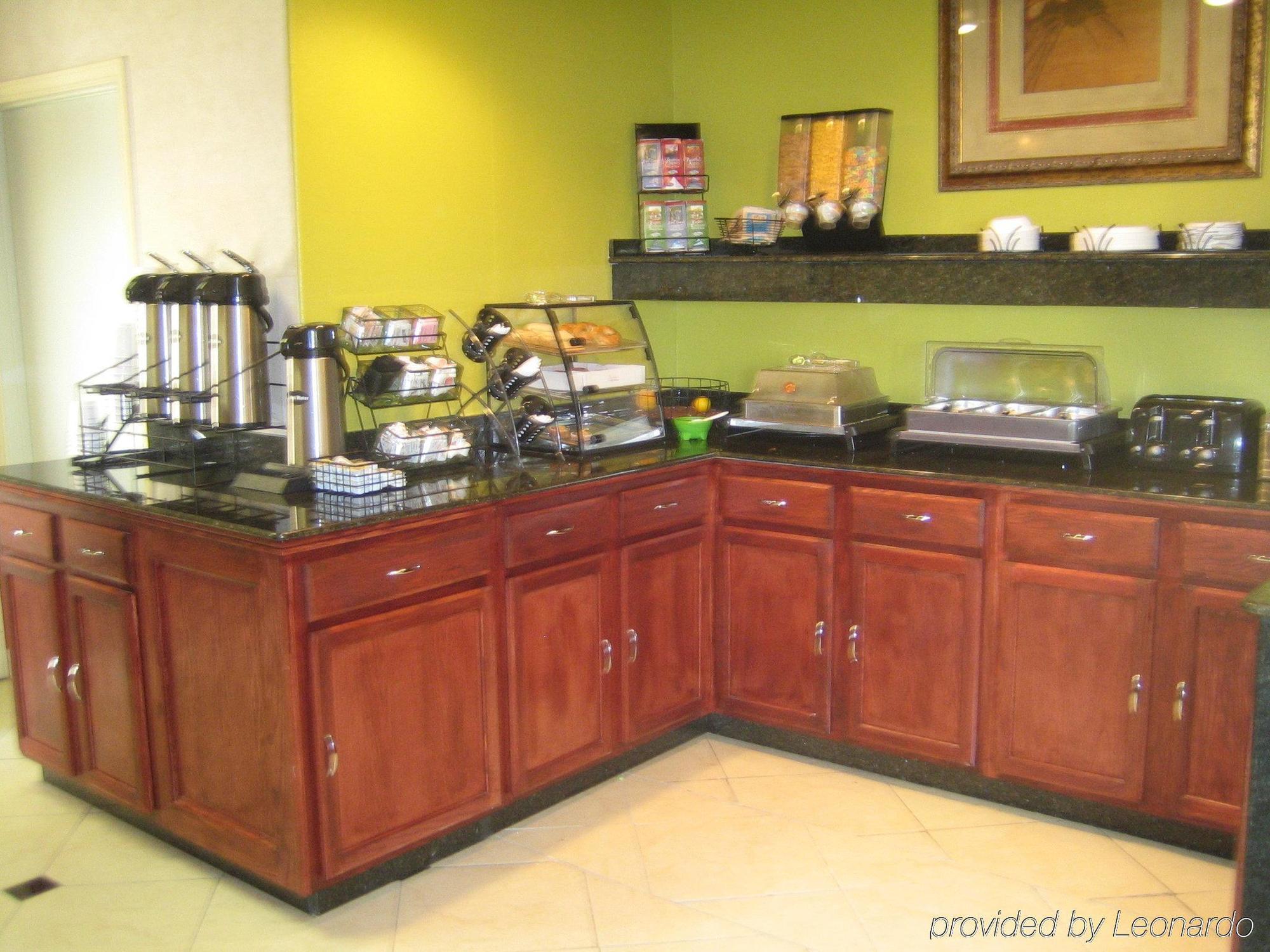 Econo Lodge Inn & Suites Eagle Pass Restaurant photo