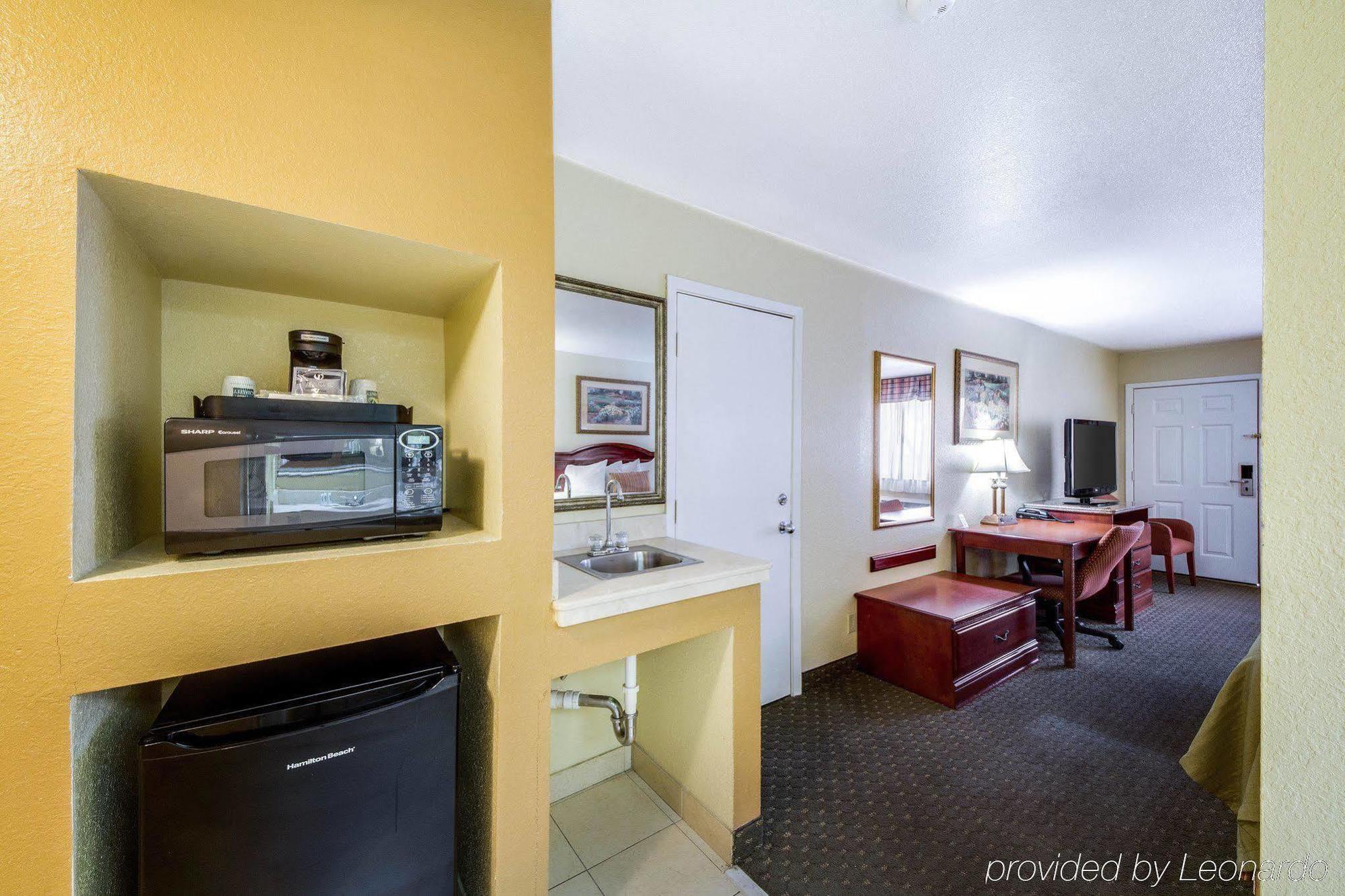 Econo Lodge Inn & Suites Eagle Pass Exterior photo