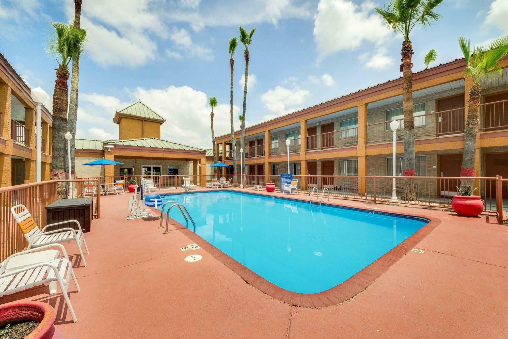 Econo Lodge Inn & Suites Eagle Pass Exterior photo